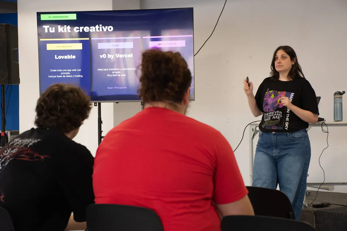 Sesión de trabajo colaborativo de Código Abierto con personas reunidas alrededor de laptops